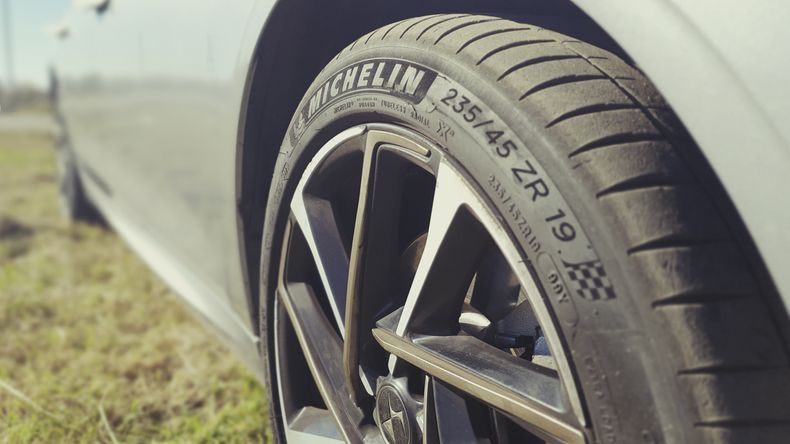 Neumáticos de talón de 45 cm, todo un desafío para los caminos argentinos.