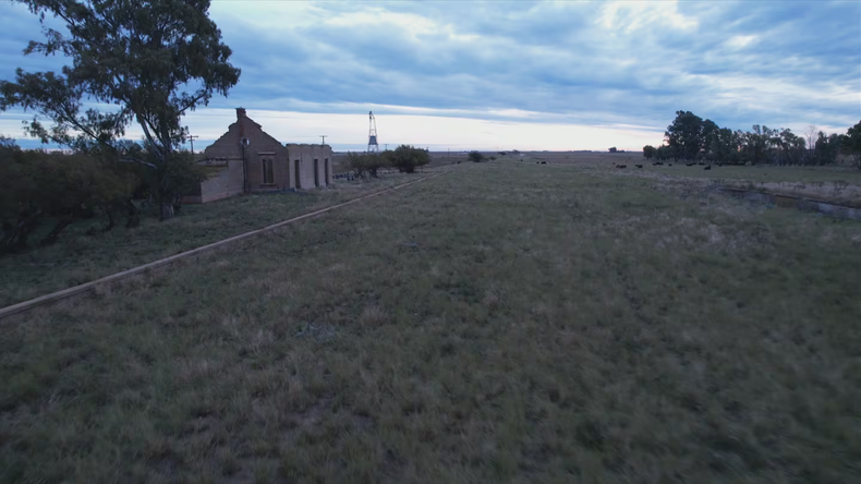 Turismo desde Ciudad Autónoma de Buenos Aires hacia Puán: un recorrido por caminos rurales lleva a un pueblo sin habitantes marcado por su historia ferroviaria.
