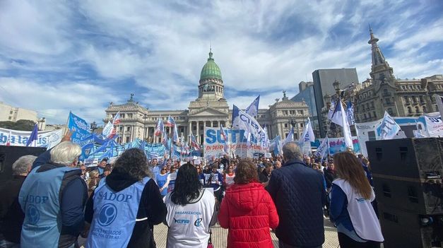 Gremios docentes convocaron a una concentración en el Congreso y pidieron que se ratifique el financiamiento universitario.