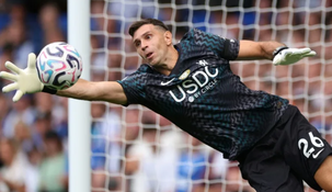 Dibu Martínez usa la camiseta 26 en su temporada debut en Chelsea.