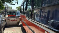 Un colectivo escolar chocó contra un contenedor en Parque Chacabuco. Un colectivo escolar chocó contra un contenedor en Parque Chacabuco.