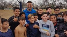 Scaloni con los jugadores infantiles de Unión y Progreso de Roldán. Scaloni con los jugadores infantiles de Unión y Progreso de Roldán.