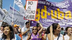 Los docentes universitarios reclaman por mejores salarios y denuncian el ajuste presupuestario del Gobierno.
