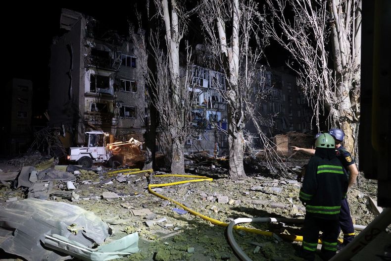 Al menos nueve muertos y 80 heridos tras otro ataque de Rusia a Ucrania contra un edificio.