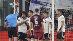 Claus le muestra la tarjeta roja a Falcón (17). Claus le muestra la tarjeta roja a Falcón (17).