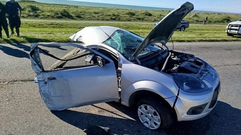 El auto se partió a la mitad y la carrocería quedó en dos carriles diferentes.