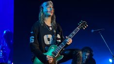 A Patricio Sardelli le tiraron ropa interior durante el concierto y lo tomó con humor A Patricio Sardelli le tiraron ropa interior durante el concierto y lo tomó con humor