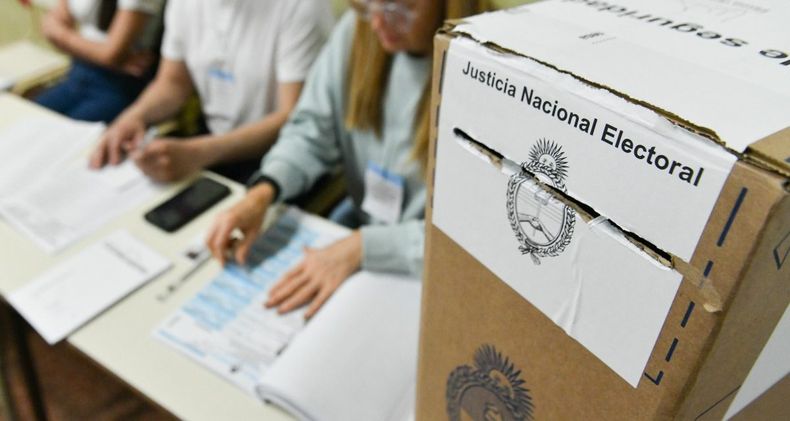 El incumplimiento de la carga pública constituye un delito electoral.