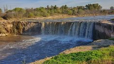 La cascada tiene 8 metros de alto y corresponde a una desembocadura del Río Paraná La cascada tiene 8 metros de alto y corresponde a una desembocadura del Río Paraná