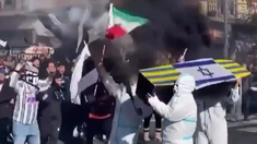 Los hinchas cargaron un ataúd con una bandera de Israel. Los hinchas cargaron un ataúd con una bandera de Israel.