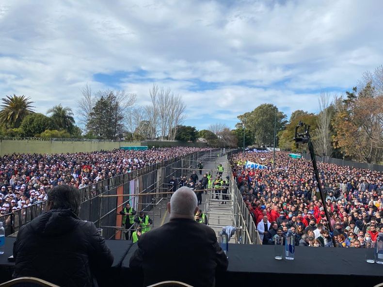 Una multitud participó de la asamblea.