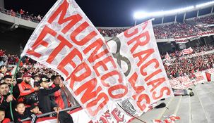 Las banderas en homenaje a Marcelo Gallardo.