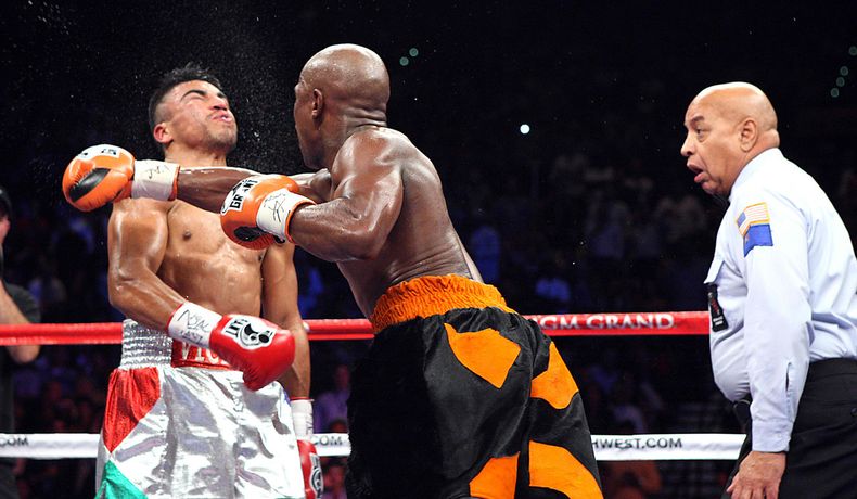 En momento en que Mayweather golpea a traición a Ortiz.