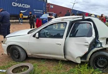Un tren de cargas embistió un auto con seis ocupantes, todos resultaron ilesos.&nbsp;