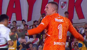 Franco Armani se lamenta por el error de River.