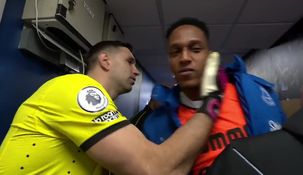 Dibu Martínez saluda a Yerry Mina.