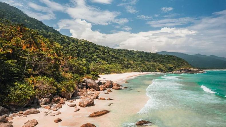 Este destino cuenta con más de 100 playas para conocer.