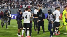 Los hinchas de Colo Colo ingresaron al campo de juego contra Fortaleza. Los hinchas de Colo Colo ingresaron al campo de juego contra Fortaleza.