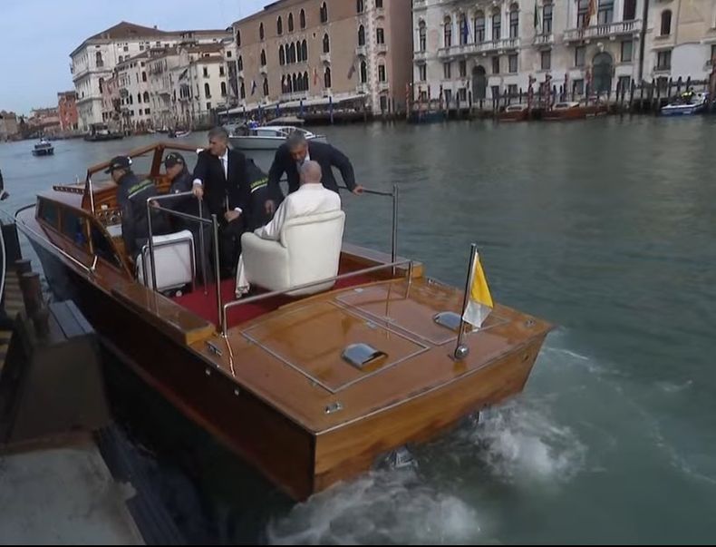 Por las características de la ciudad de Venecia, el papa Francisco cambió el papamóvil por una 