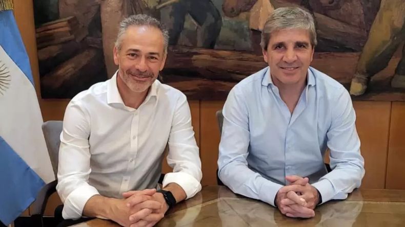 Alejandro Lew junto a Luis Caputo.