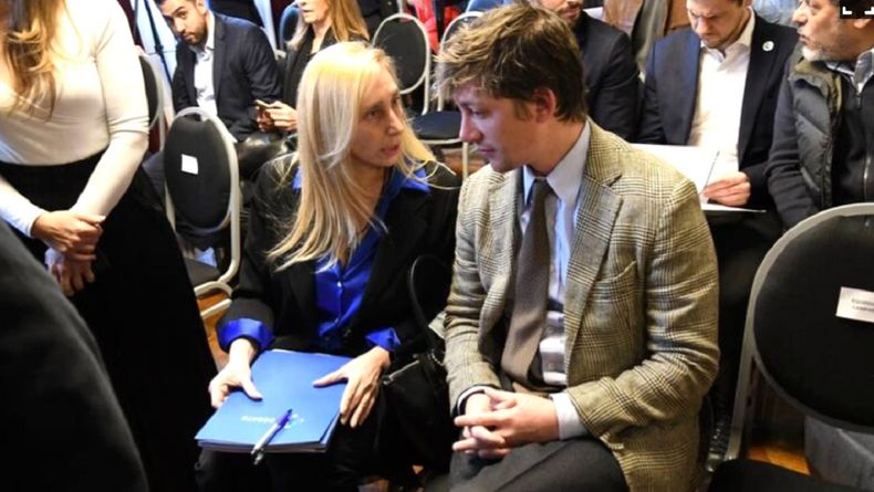 Santiago Caputo junto a Karina Milei.