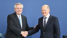 El mandatario argentino y el canciller alemán durante el G7.