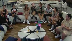 Una participante le comunicó a sus compañeros la decisión: SE VA DE LA CASA. Una participante le comunicó a sus compañeros la decisión: SE VA DE LA CASA.