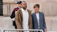 Un hombre le gritó violador a Dani Alves cuando caminaba junto a su abogada hacia el Tribunal Un hombre le gritó violador a Dani Alves cuando caminaba junto a su abogada hacia el Tribunal