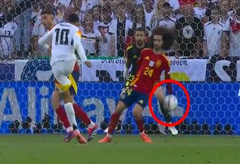 La pelota rebota en la mano extendida del español Marc Cucurella en el área. La pelota rebota en la mano extendida del español Marc Cucurella en el área.