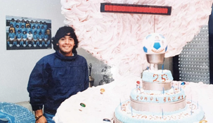 Uno de los tantos cumpleaños en Nápoles, donde era considerado un Dios viviente.