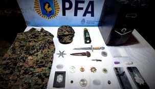 La Policía secuestró dos dagas de uso militar, chalecos tácticos, gorras militares y uniformes apócrifos de las fuerzas de seguridad.&nbsp;