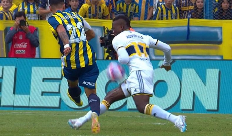 El árbitro sancionó una supuesta mano de Luis Advíncula.