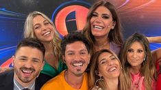 Flor de la V y los panelistas de Intrusos. Flor de la V y los panelistas de Intrusos.