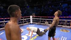 El árbitro Daniel Van de Wiele perdió el equilibrio y cayó en el ring. El árbitro Daniel Van de Wiele perdió el equilibrio y cayó en el ring.