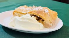 Este delicioso postre se sirve acompañado con crema. Este delicioso postre se sirve acompañado con crema.