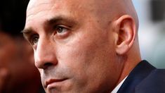 La fiscalía de España pide una condena de dos años y medio de prisión para Luis Rubiales, expresidente de la Federación Española de Fútbol (RFEF). La fiscalía de España pide una condena de dos años y medio de prisión para Luis Rubiales, expresidente de la Federación Española de Fútbol (RFEF).