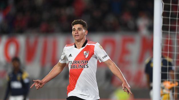 Julián Álvarez festeja uno de sus cinco goles contra Alianza Lima.