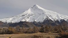 Este imponente volcán se sitúa dentro del Parque Nacional Lanín del lado argentino y el Parque Nacional Villarrica del lado chileno. Este imponente volcán se sitúa dentro del Parque Nacional Lanín del lado argentino y el Parque Nacional Villarrica del lado chileno.