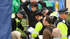 Activistas animonarquicos, detenidos en la ceremonia de coronación del Rey Carlos III. Activistas animonarquicos, detenidos en la ceremonia de coronación del Rey Carlos III.