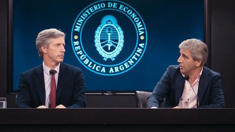 El presidente del Banco Central, Santiago Bausili, y el ministro de Economía, Luis Caputo.