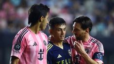 AndrésCubas le cometió una dura falta a Messi en el segundo tiempo y fue amonestado AndrésCubas le cometió una dura falta a Messi en el segundo tiempo y fue amonestado