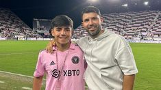 “Estoytratando de acompañarlo. No le meto presión”, dijo el Kun sobre su hijo Benjamín “Estoytratando de acompañarlo. No le meto presión”, dijo el Kun sobre su hijo Benjamín