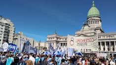 Las columnas de los gremios marcharon del Congreso al Palacio Pizzurno. Las columnas de los gremios marcharon del Congreso al Palacio Pizzurno.