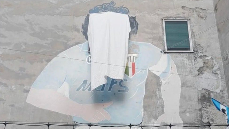 El mural de Diego Maradona en Nápoles tiene la cara tapada en medio de una protesta.