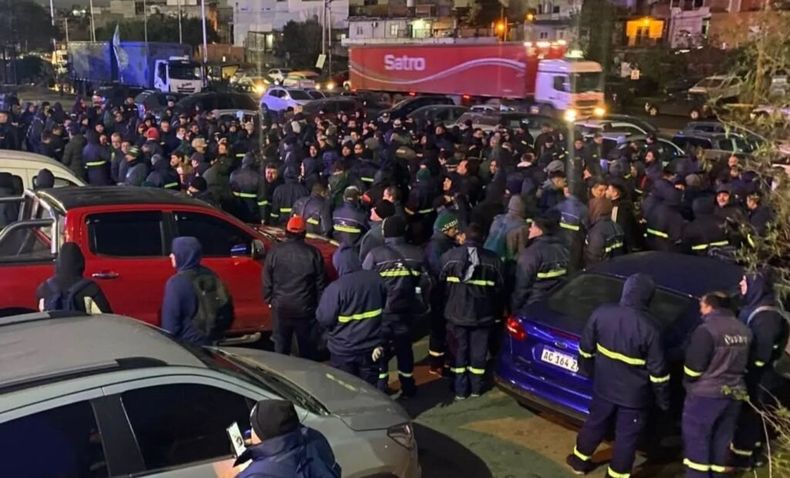 Los empleados denunciaron que la compañía retiró los camiones y vació las instalaciones.