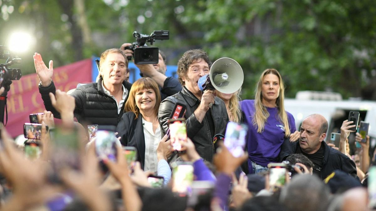 Otra vez por incidentes, Javier Milei abandonó la caravana en Tres de Febrero junto a Diego Santilli