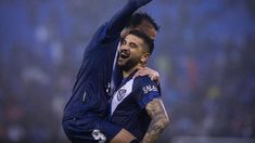 Brian Romero festeja con alma y vida el primer gol de Vélez, junto a Elías Gómez. Brian Romero festeja con alma y vida el primer gol de Vélez, junto a Elías Gómez.