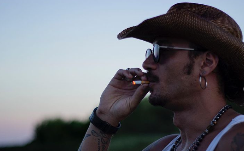 Osvaldo fue descubierto infraganti con su nueva novia y golpeó al fotógrafo
