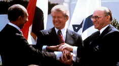 El presidente egipcio Anwar al-Sadat, el mandatario norteamericano James Carter y el primer ministro israelí Menachem Begin en la histórica firma del tratado de paz entre ambos países de Medio Oriente en 1979. El presidente egipcio Anwar al-Sadat, el mandatario norteamericano James Carter y el primer ministro israelí Menachem Begin en la histórica firma del tratado de paz entre ambos países de Medio Oriente en 1979.