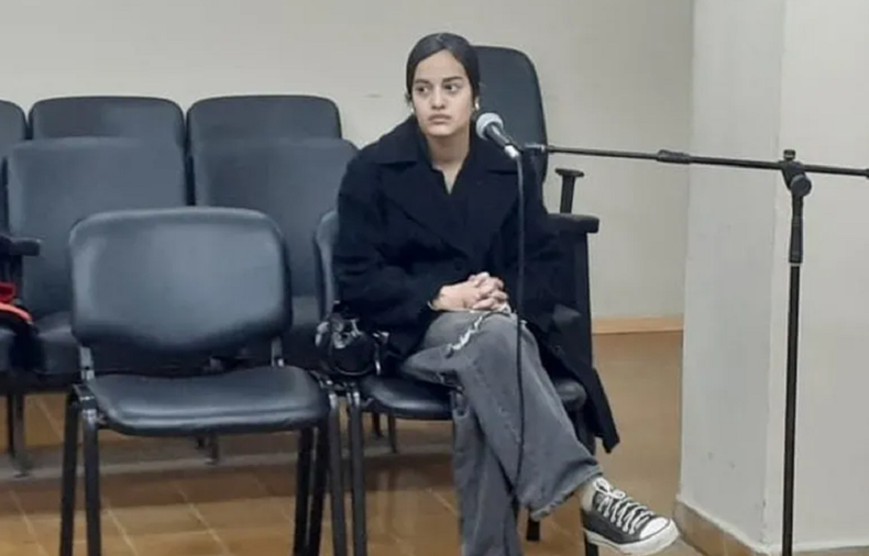 Una joven le robó las tarjetas al abuelo de su amiga y realizó compras por $250 mil.